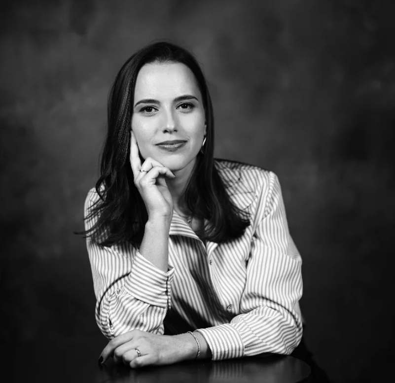 Carla Diuli em retrato profissional em preto e branco